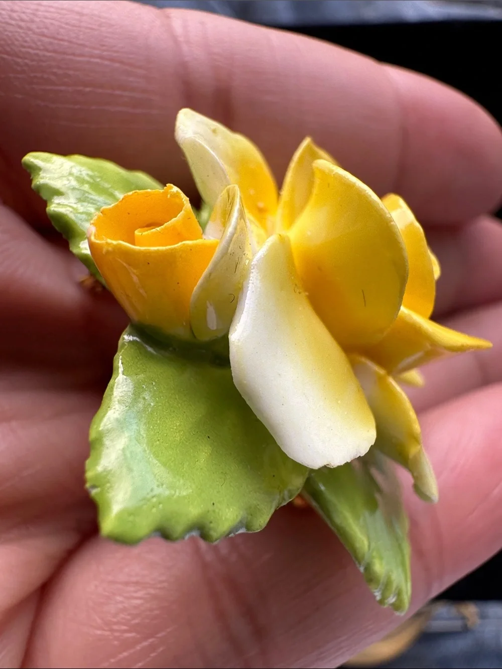 VINTAGE YELLOW PORCELAIN FLOWER BROOCH